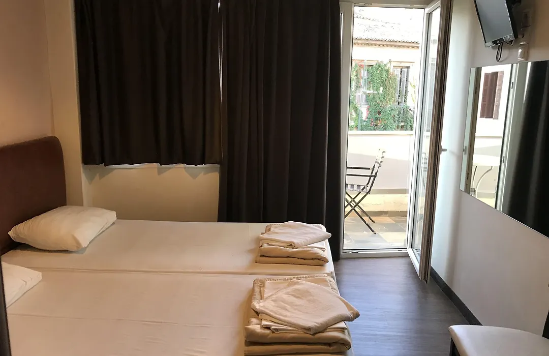 Pella Inn Hostel-1