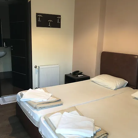Pella Inn Hostel-3
